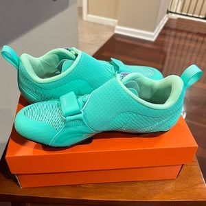 Nike spin shoes with clips. Size 8 like new.